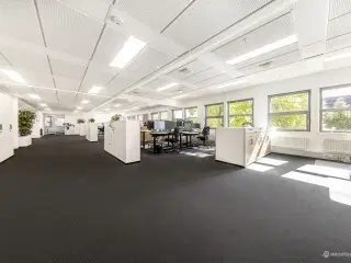 819 m² kontor med plads til 44 arbejdspladser, nem tilgængelighed og parkering.