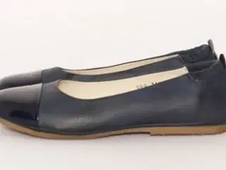 Lofina ballerina i blåt kalveskind med lak snude
