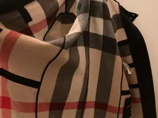 Psssst see her Buburry Frakke