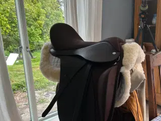 Ny bomløs dressursadel (Contact Supreme)