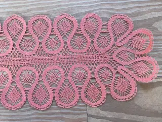 Kniplet Bordløber eller festremse.