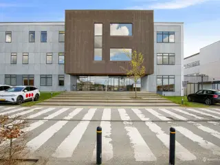Kontorlejemål med fælles kantine og mødefaciliteter