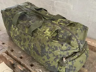 Duffelbag / paksæk taske i M/84 camouflage 