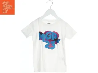 Hvid T-shirt med MGP 23 grafisk print fra DR (str. 128)