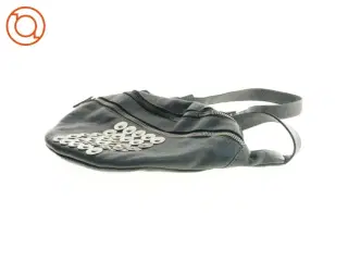 Sort skuldertaske med nitter (str. 32 x 18 cm)