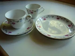 2 sæt kopper med underkop og sidetall.