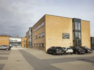 Velbeliggende nyere moderne kontorlokaler med fælles kantineordning