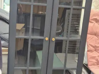 Vitrine skab med glas i begge låger og sider –