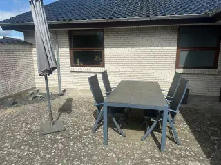 Havebord, fire stole og parasol