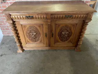 FLOT ANTIK SKÆNK I EGETRÆ MED UDSKÆRINGER