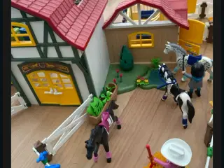 Playmobil kæmpe hestestald med mange heste