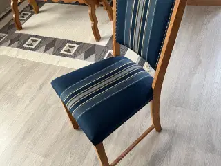 spisebord afsyret eg m. tillægsplader + 6 stole