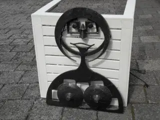SKULPTUR - JERN til væg. Kasket Karl og Ung Pige