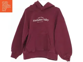 Hættetrøje med tekst &#39;Manhattan Valley&#39; (str. 116)