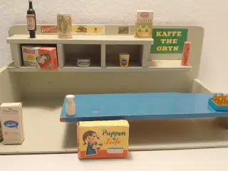 Mindre gammel købmandsbutik med 12 dele. L. 37cm