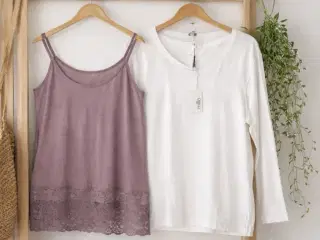 2 toppe fra Milla. Uden og med lange ærmer.