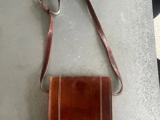 Skuldertask i brun læder
