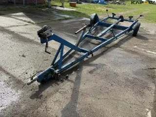 - - - Bådvogn