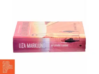 En plads i solen : krimi af Liza Marklund (Bog)