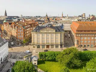 Stilrent kontorlejemål i ikonisk ejendom med fælles kantine - Lige ved Kongens Have