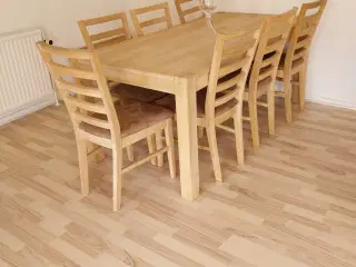 Spisebord, stole og skænk i egetræ