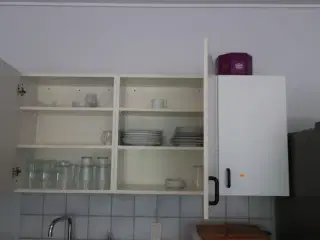 Service i køkken (kaffemaskine og elkedel medfølger ikke)