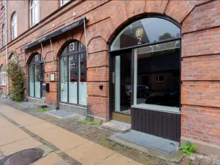 Velbeliggende klinik/butik i hjertet af Østerbro