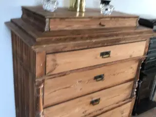 Antik afsyret kommode