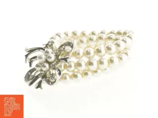 Perlearmbånd med blomsterdetalje (str. Ø 5 cm)
