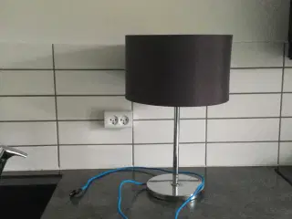 Bordlampe med sort skærm