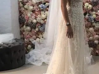 Smuk, detaljerig brudekjole sælges
