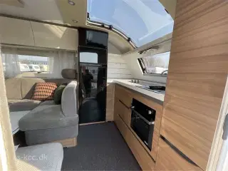 2021 - Adria Alpina 663 HT Alde Centralvarme   Adria Alpina 663 HT årg. 2021 4 sovepladser, 8 siddepladser og Isabella Commodore 3 m. Alde Centralvarme.