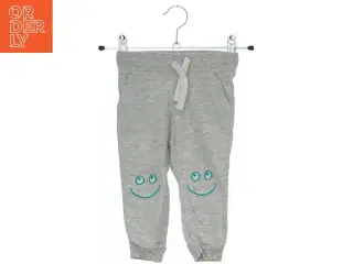 Grå sweatpants med ansigtsprint (str. 80)