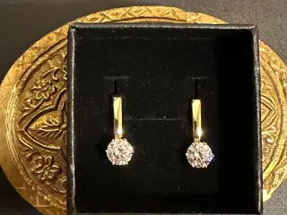 Nye sølvøreringe med 1 kar  moissanite i hver