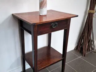 Charmerende og rustikt gammelt Pedistalbord/sidebo
