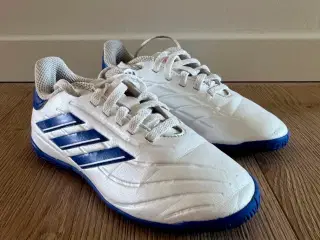 Indendørssko fra Adidas str. 30