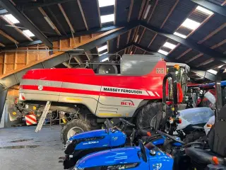 Massey Ferguson 7370 gårdmaskine med kun 1072 motortimer. Med 22fod powerflov skærebord