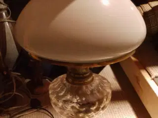 Petroliumslampe  med glaskuppel