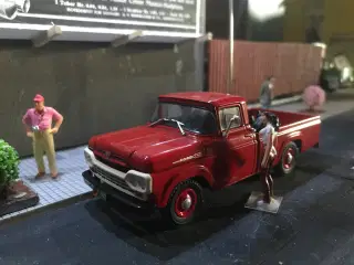 Ford pick up  1-43