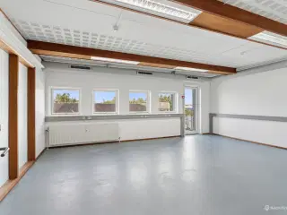 Kontor og lager m. elevator