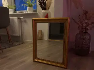Lille spejl på væggen der