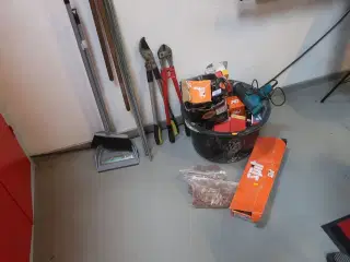 spand med indhold, koste m.m.