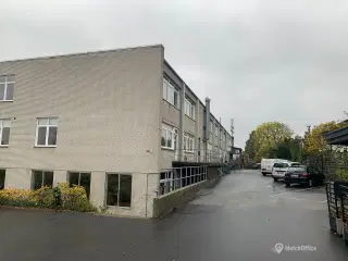 Meget rustikke lagerlokale til leje i høj stue.