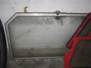 Dør og bagrude til Fernmo hus og dør til sekura 