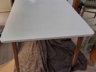 Spisebord med plade