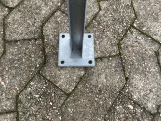 Galvaniseret hegns stolper