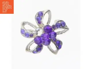 Blomsterformet broche med lilla sten (str. 2,5 cm)