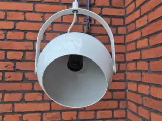 Hvid kuglelampe med smart vippefunktion 