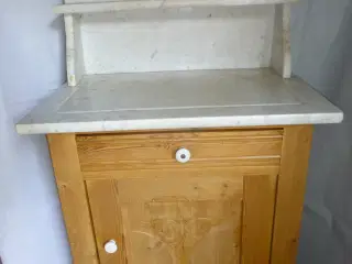 Servanteskab med marmoropsats