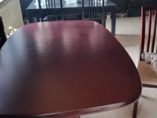 Spisebord med stole 